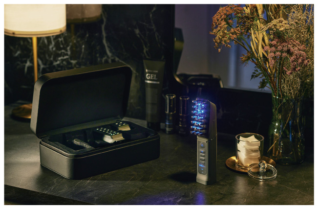 イーポレーション・シュプリームを頭に当てる女性