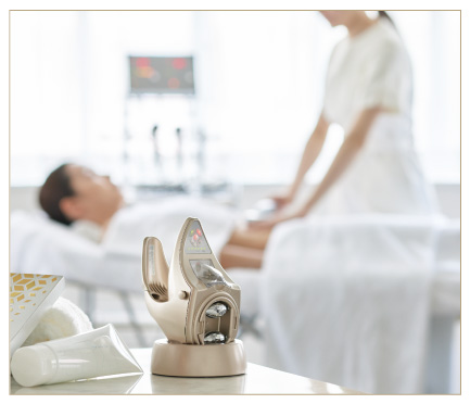 レセルボディを二の腕に当てる女性